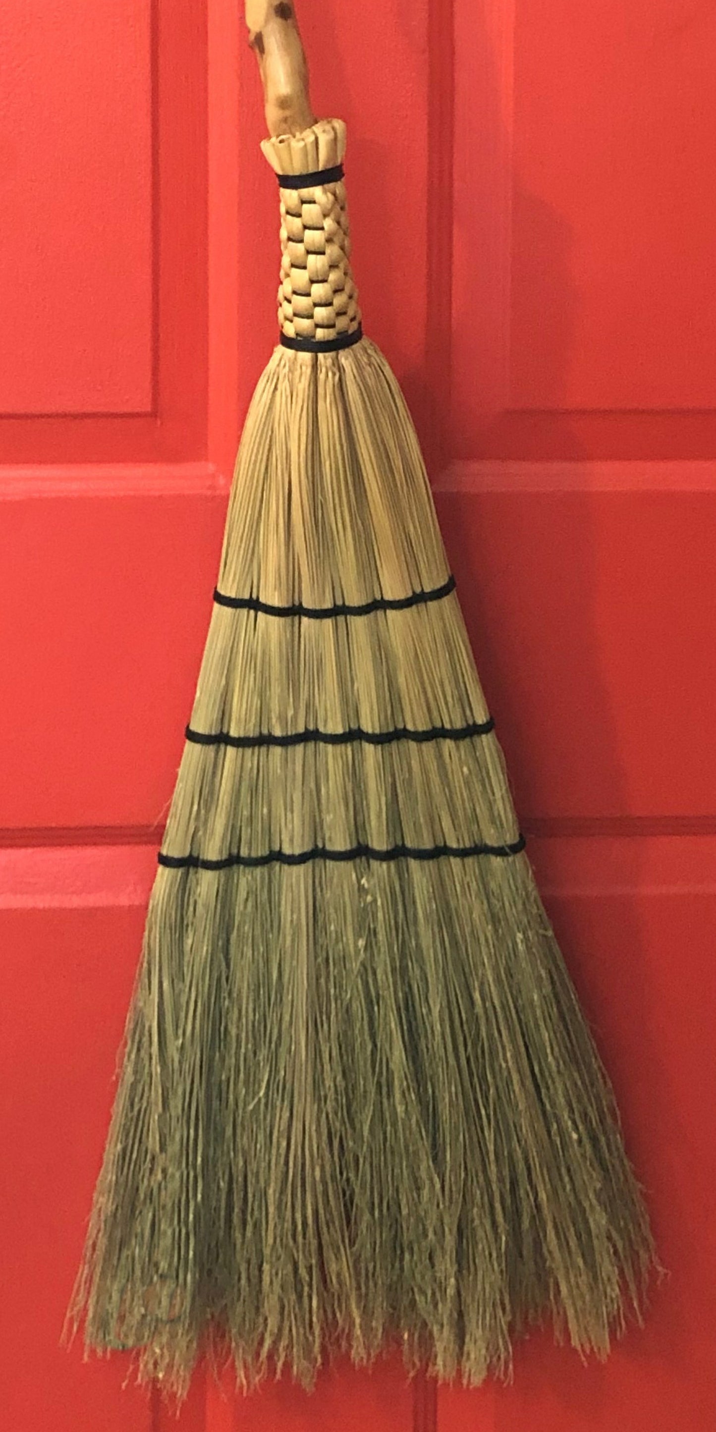 ibarra-broom-closeup-handmade-twichery-besom-witchmade-fly-magic-artisan